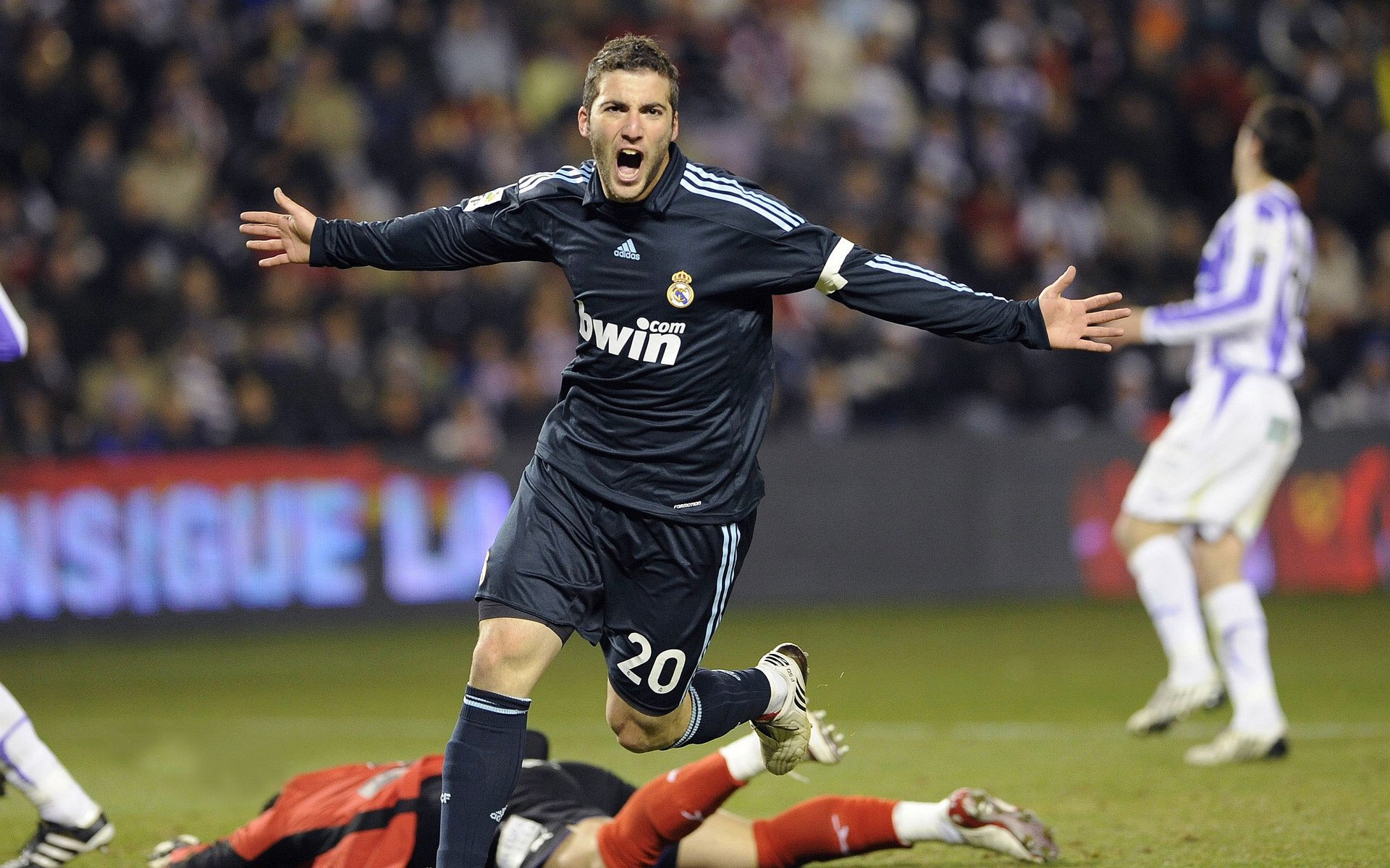 九游体育官网入口-英超球队采用AI技术监测比赛中体能消耗曲线,英超球员身体素质